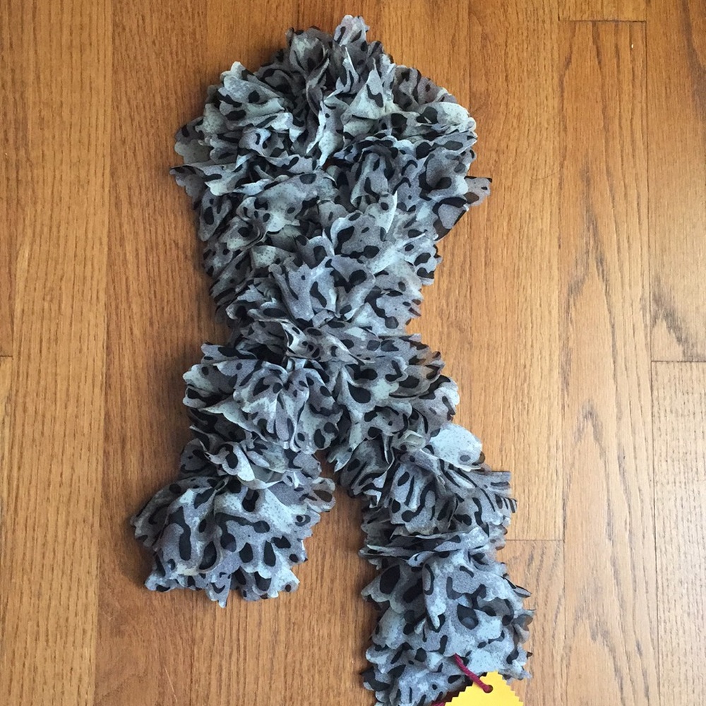 Short hand knitted boa / scarf.